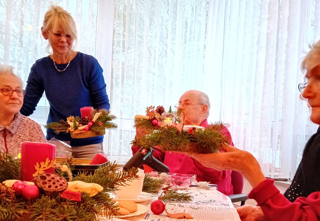 Menschen bei einer Weihnachtsdekorationstätigkeit