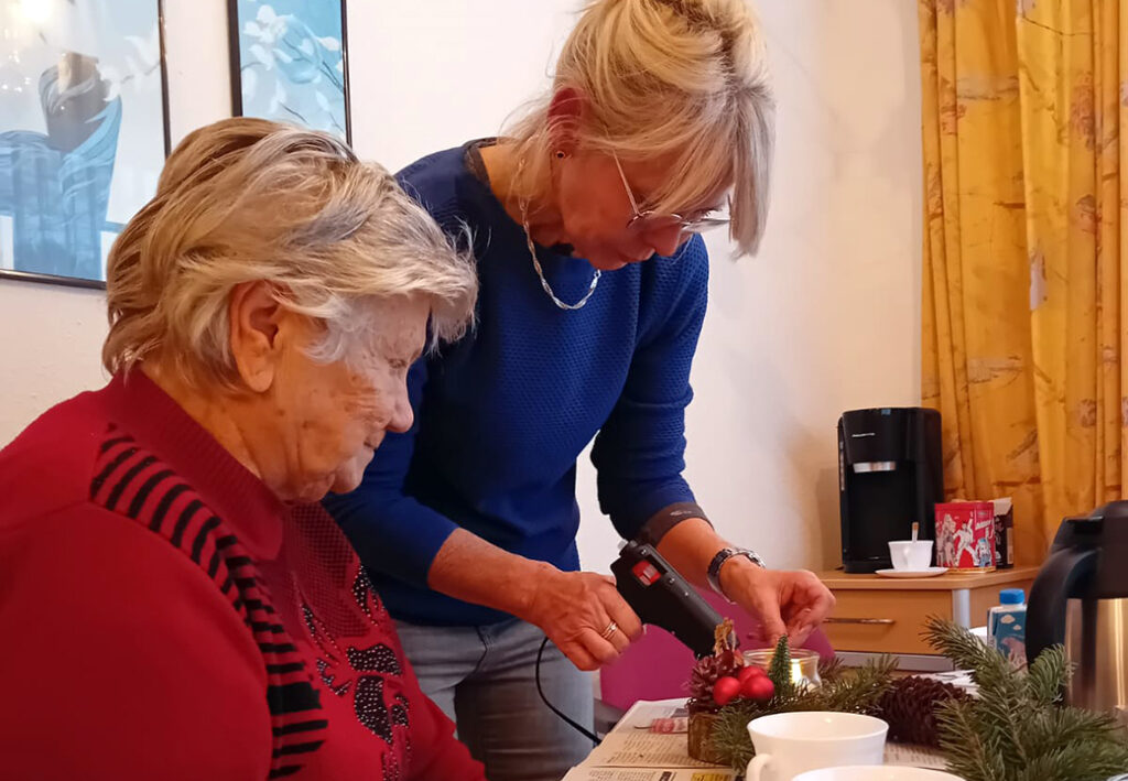 Zwei Frauen basteln gemeinsam an einem Tisch
