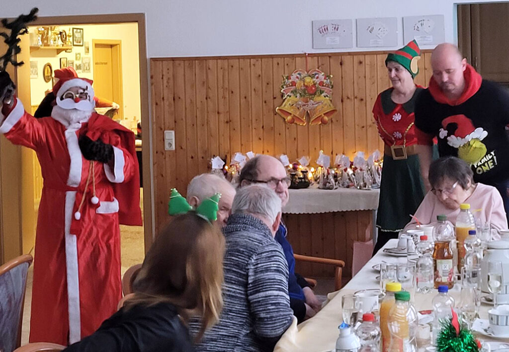 Eine Gruppe von Menschen bei einer weihnachtlichen Feier.