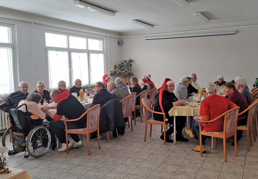 &Auml;ltere Menschen bei gemeinsamer Feier