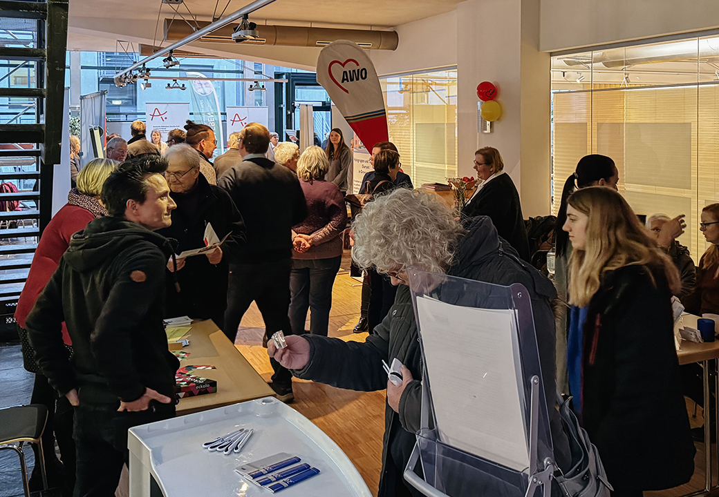 Menschen in einem Raum bei einer Veranstaltung der AWO.