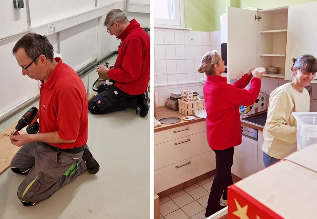 Zwei Szenen aus sozialen Einrichtungen: Links zwei M&auml;nner in roter Arbeitskleidung bei handwerklichen Arbeiten; rechts zwei Frauen, ebenfalls in roter Kleidung, r&auml;umen eine K&uuml;che auf.