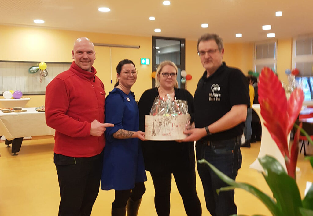 Gruppe von vier Personen bei einer Feier.