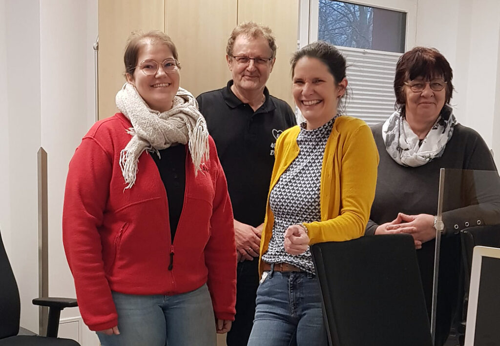 Gruppe von vier Menschen in einem B&uuml;ro