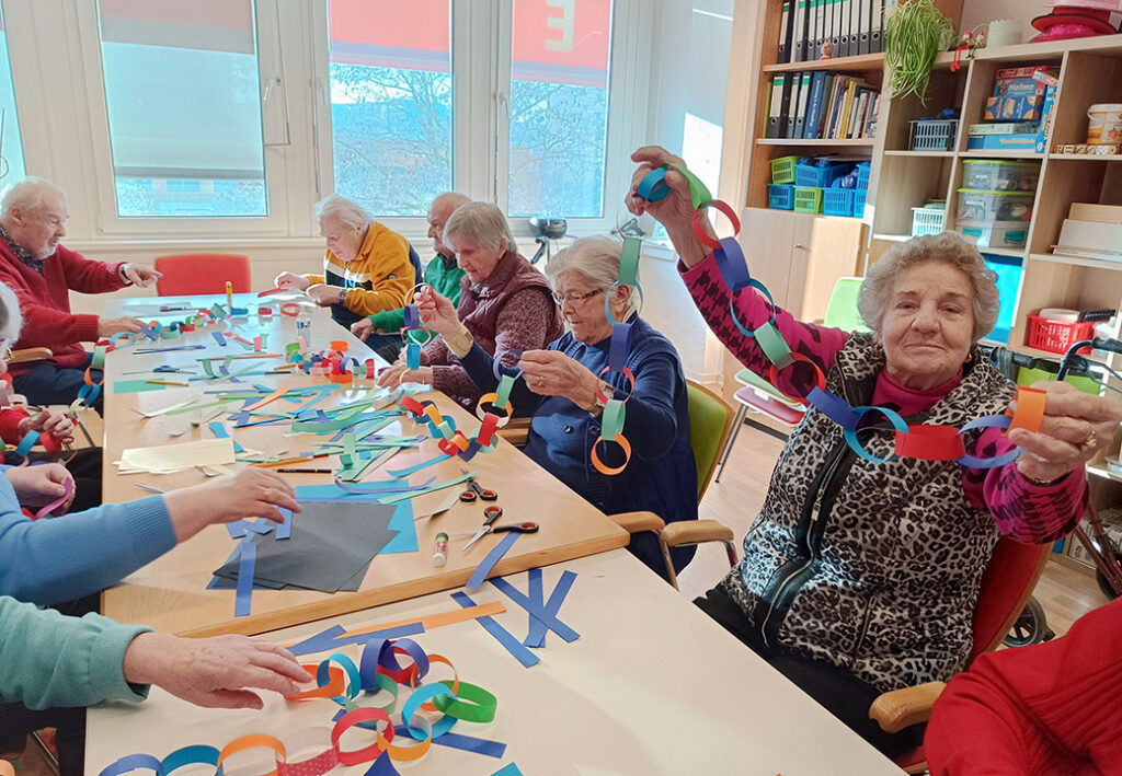 Senioren bei einer Bastelaktivit&auml;t