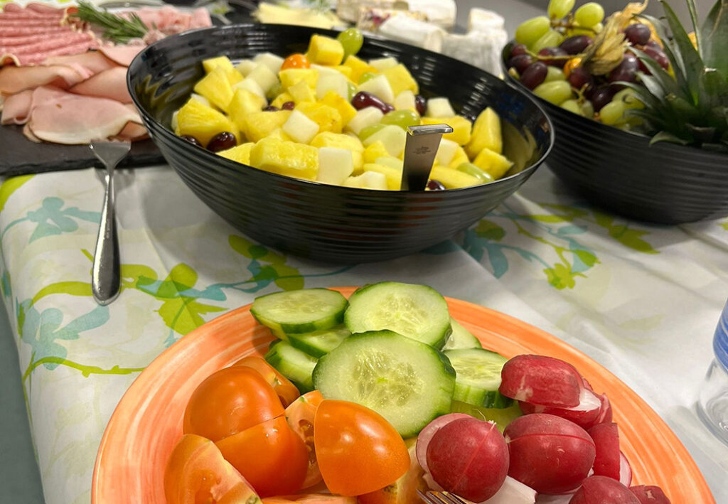 Buffettisch mit verschiedenen Speisen