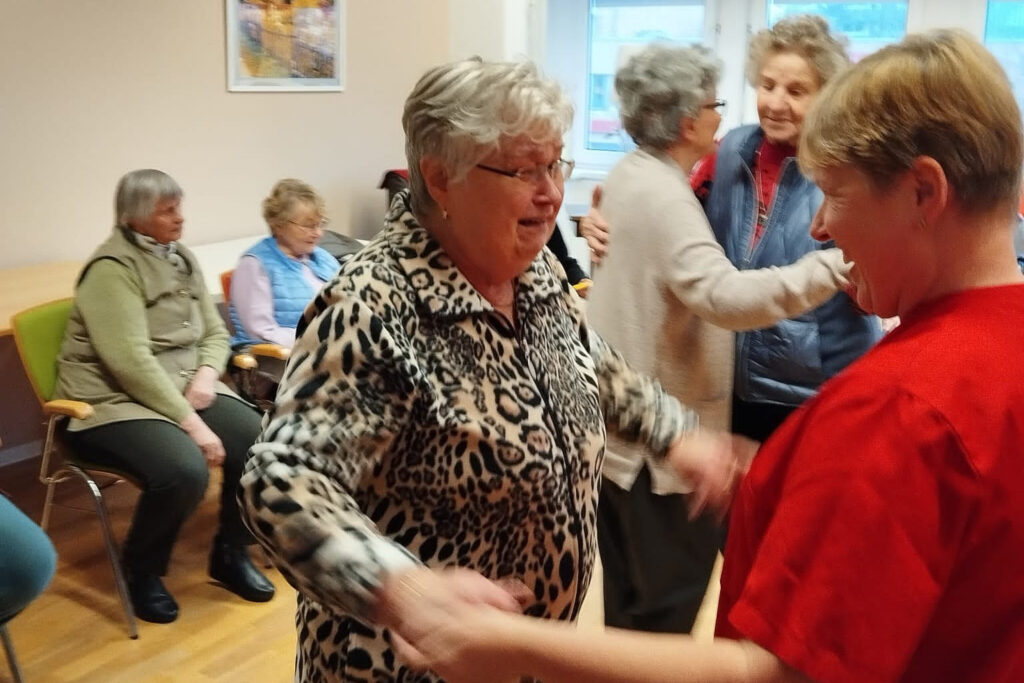 &Auml;ltere Frauen beim Tanzen