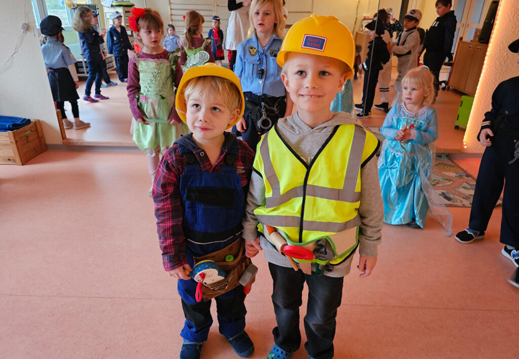 Kinder in Bauarbeiterkost&uuml;men bei einem Kost&uuml;mfest