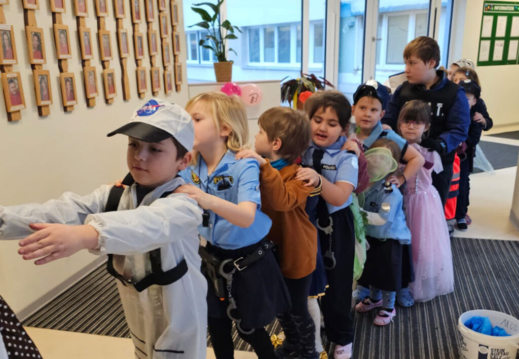 Gruppe von Kindern in Kost&uuml;men, die in einer Reihe stehen