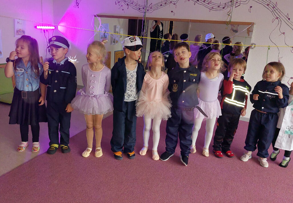 Kinder in Kost&uuml;men stehen in einer Reihe