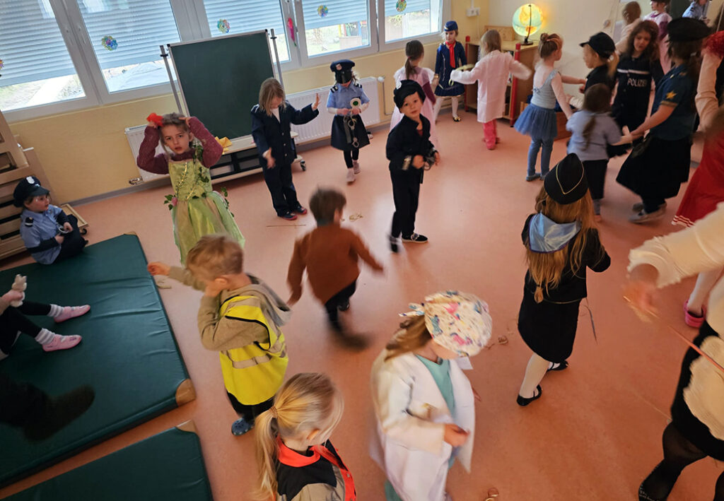 Kinder in einem Raum mit Kost&uuml;men bei einer Veranstaltung.