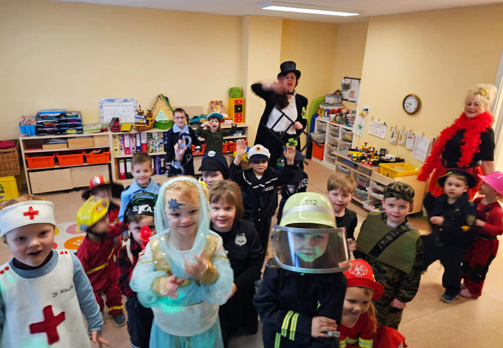 Kinder in verschiedenen Kost&uuml;men bei einer Veranstaltung