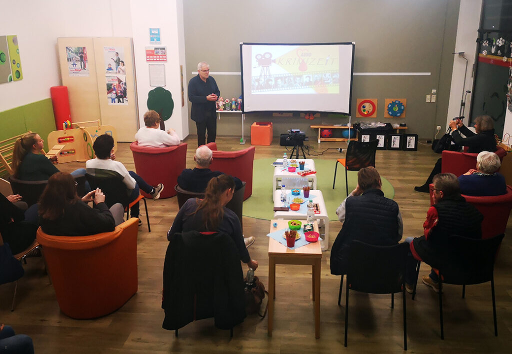 Ein Vortrag in einem Gemeinschaftsraum mit Zuh&ouml;rern.