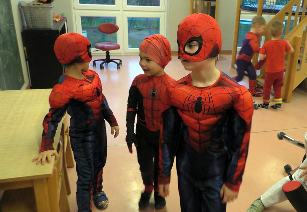 Kinder in Spiderman-Kost&uuml;men in einem Raum