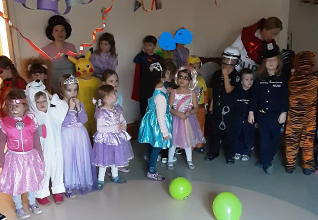 Kinder in verschiedenen Kost&uuml;men bei einer Feier