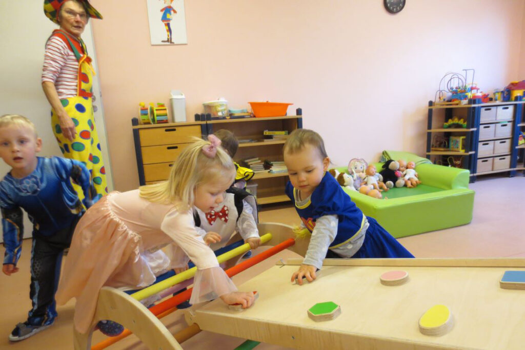 Kinder in einem Raum mit Clown
