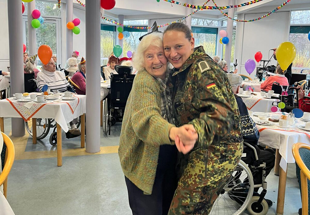 Zwei Personen beim Tanzen in einem bunt geschm&uuml;ckten Raum