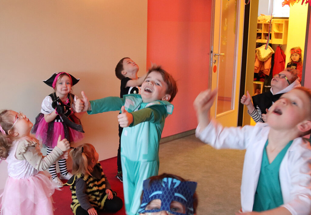 Kinder in Kost&uuml;men bei einer Feier