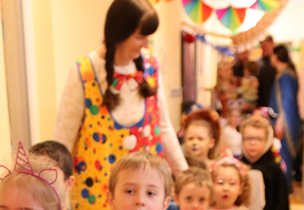 Kinder in einem Flur verkleidet f&uuml;r Karnevalsfeier