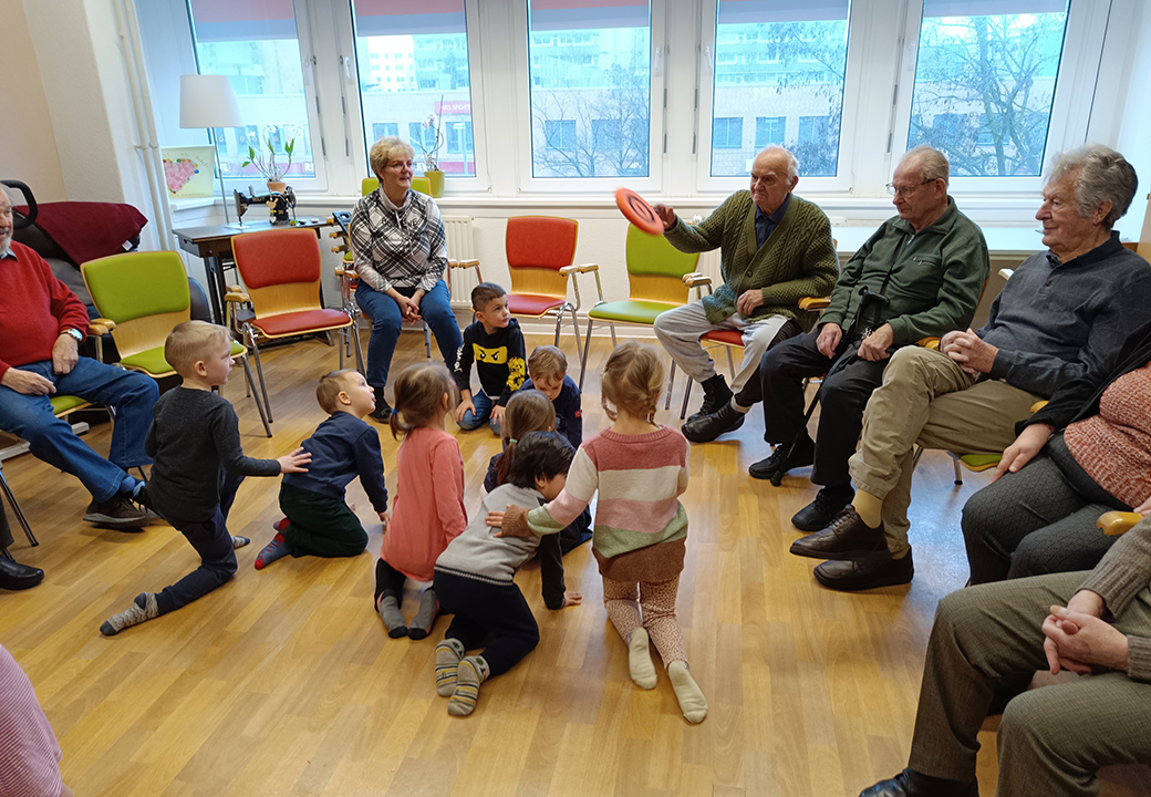 Senioren und Kinder in einem Gemeinschaftsraum