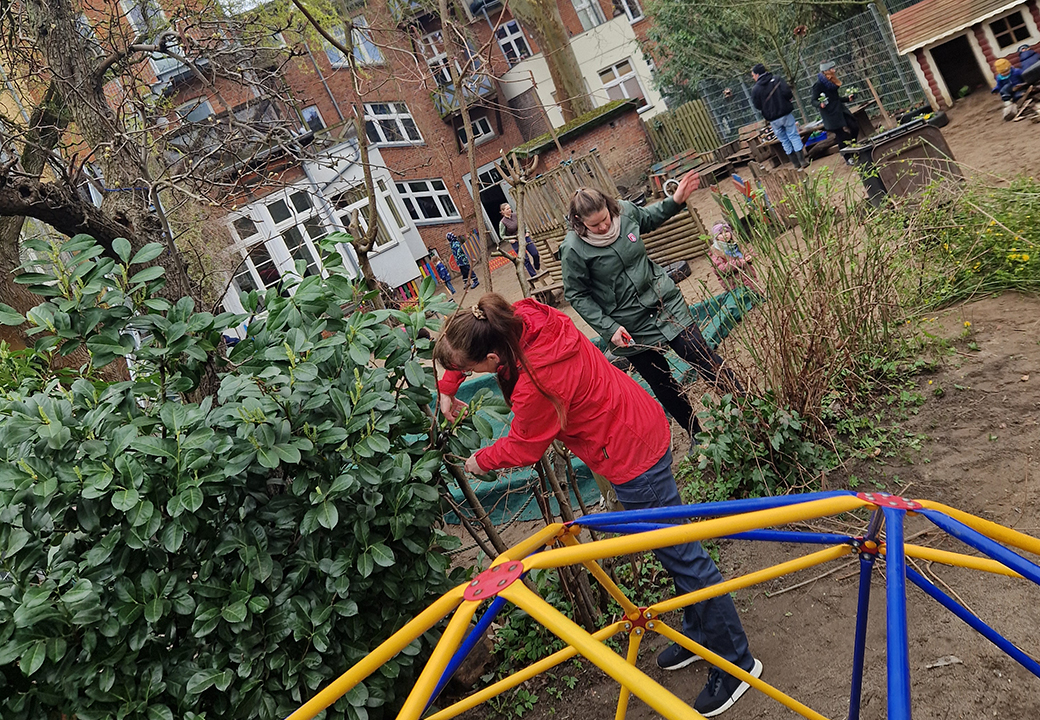 Zwei Frauen gärtnern in einem Gemeinschaftsgarten.