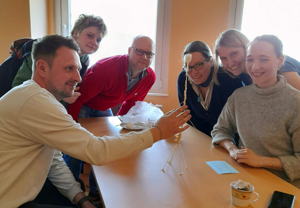 Gruppe von Menschen bei einer Teamaktivit&auml;t