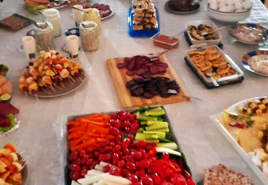 Verschiedene Gerichte auf einem Tisch f&uuml;r ein Buffet arrangiert.