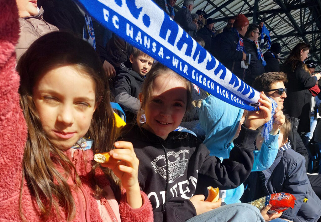Kinder mit FC Hansa Schal im Stadion