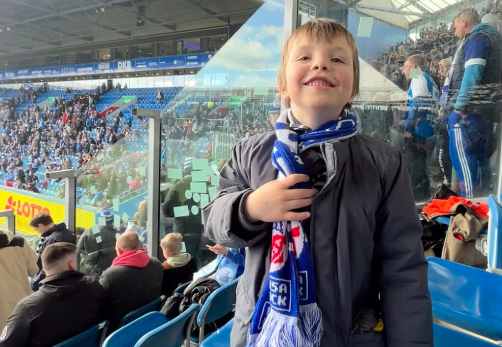 Junge im Stadion mit blau-wei&szlig;em Schal