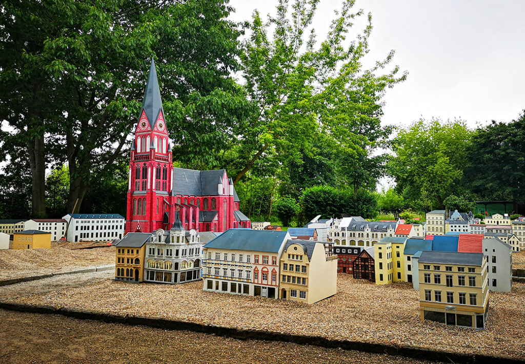 Modell einer Stadt mit Kirche im Freien