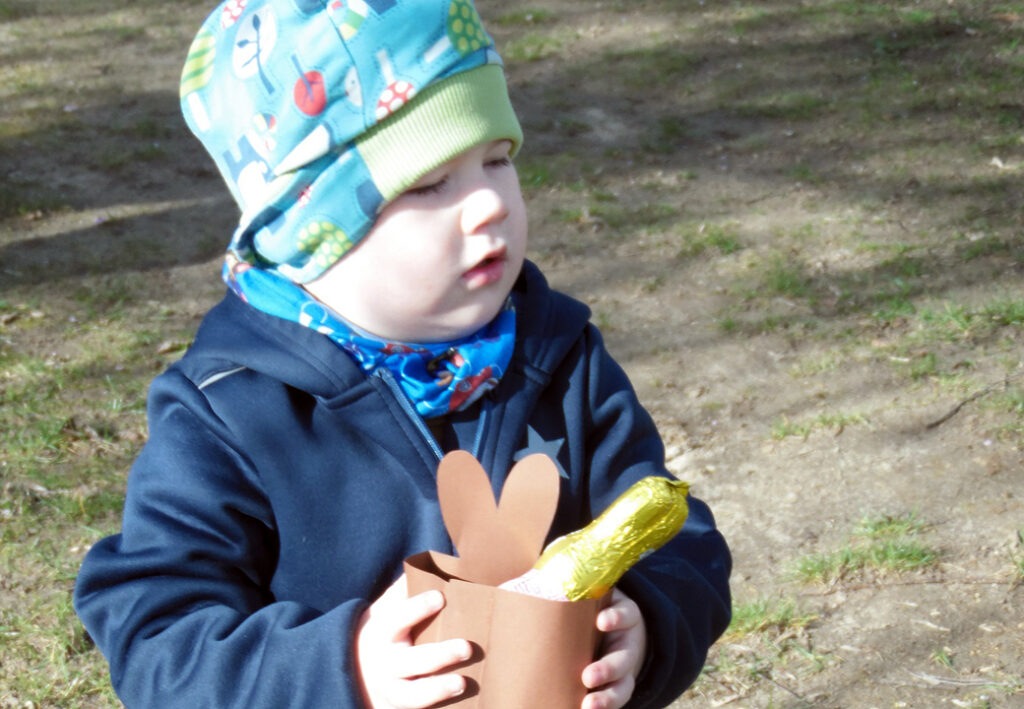 Kleinkind im Freien mit Osterdekoration