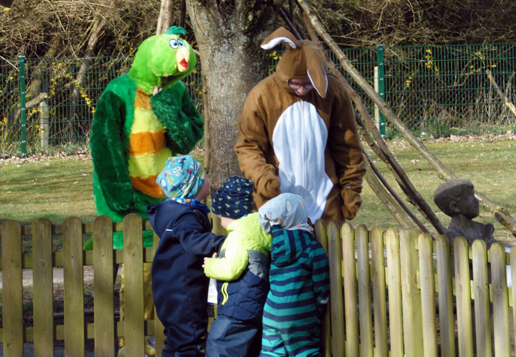 Menschen in Tierkost&uuml;men und Kinder im Freien