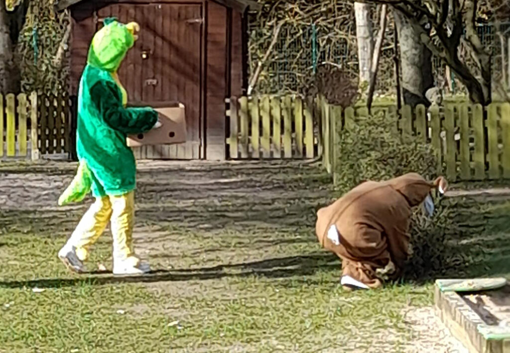 Zwei Personen in Tierkost&uuml;men im Freien