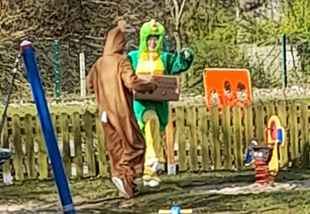 Zwei Personen in Tierkost&uuml;men auf einem Spielplatz