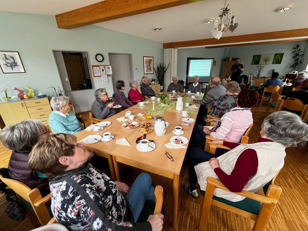 Seniorengruppe bei einer Veranstaltung