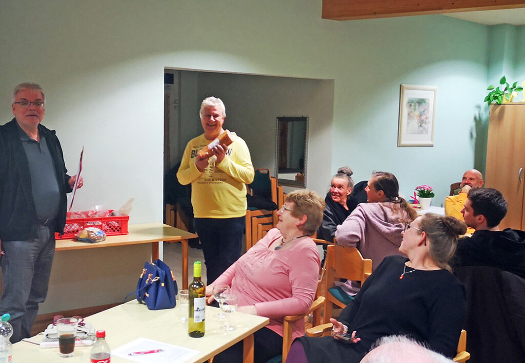 Gruppe von Personen in einem Raum w&auml;hrend einer Versammlung