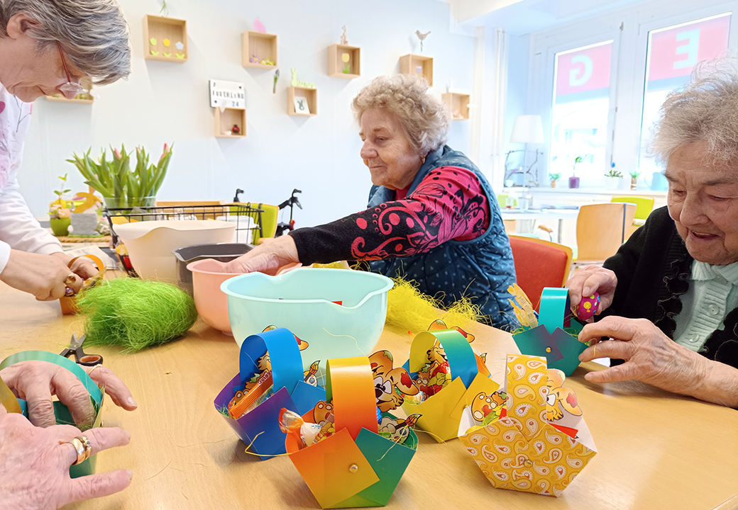 Ältere Damen basteln Osterkörbchen