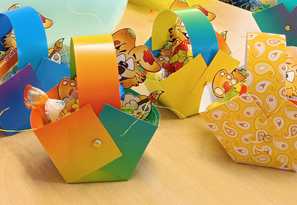 Bastelk&ouml;rbchen mit S&uuml;&szlig;igkeiten auf einem Tisch