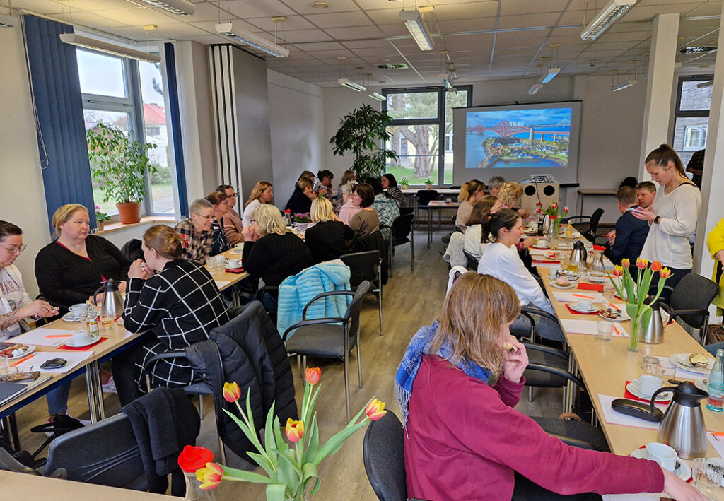 Tagung mit vielen Teilnehmern an Tischen