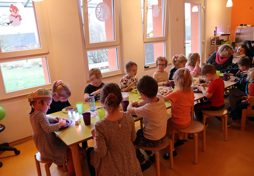 Kinder beim Essen in einer Kinderbetreuungseinrichtung