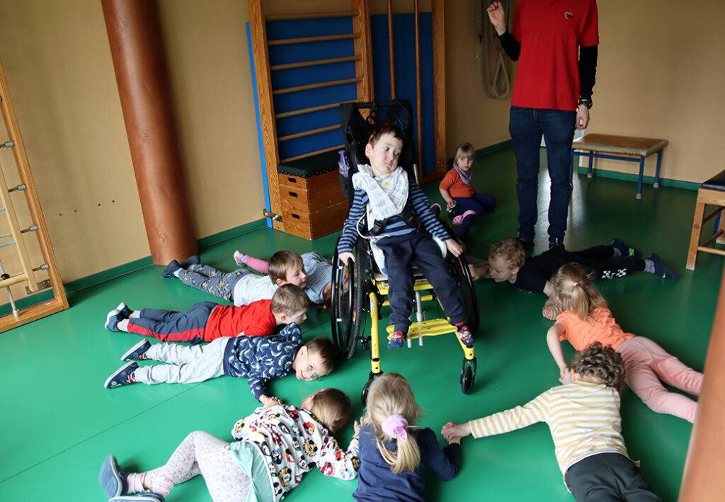 Kindergruppe bei Gymnastik&uuml;bung