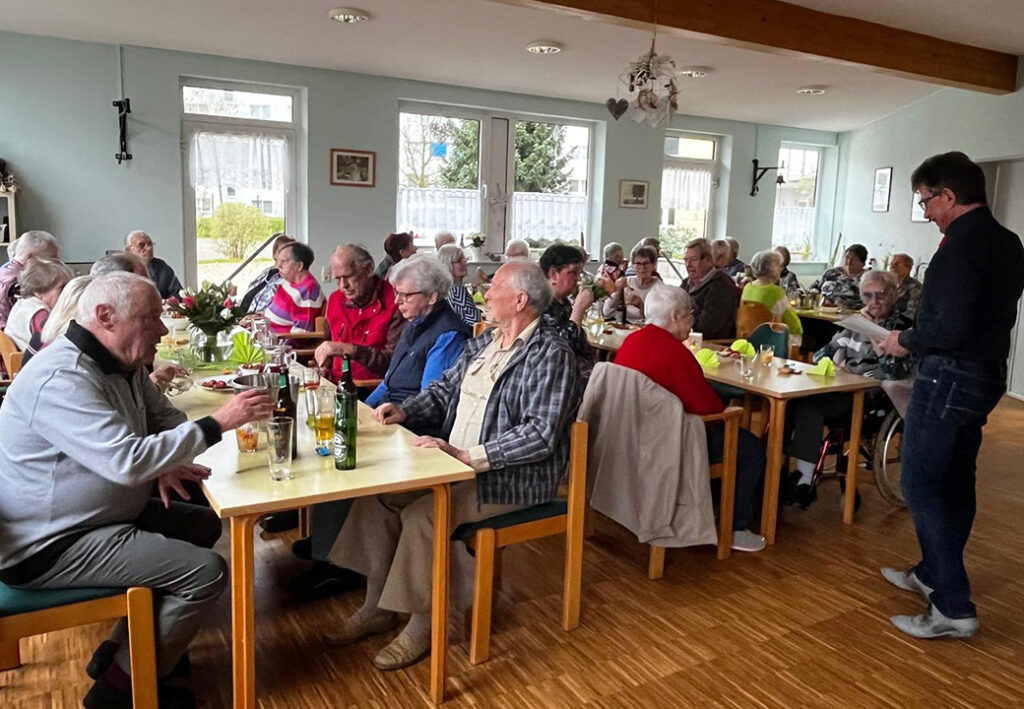 Menschen versammeln sich in einem Gemeinschaftsraum