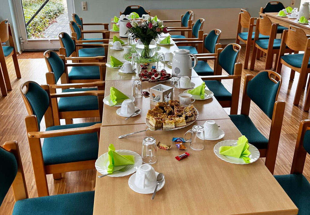 Eingedeckter Tisch in einem Gemeinschaftsraum