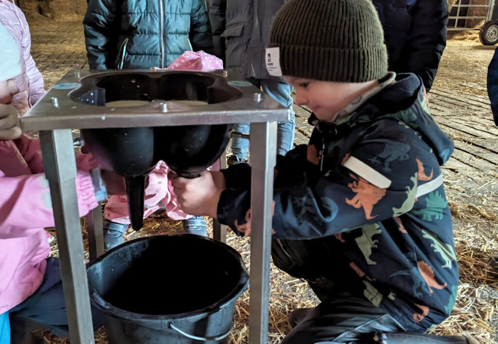 Kinder bei einer Melkstation