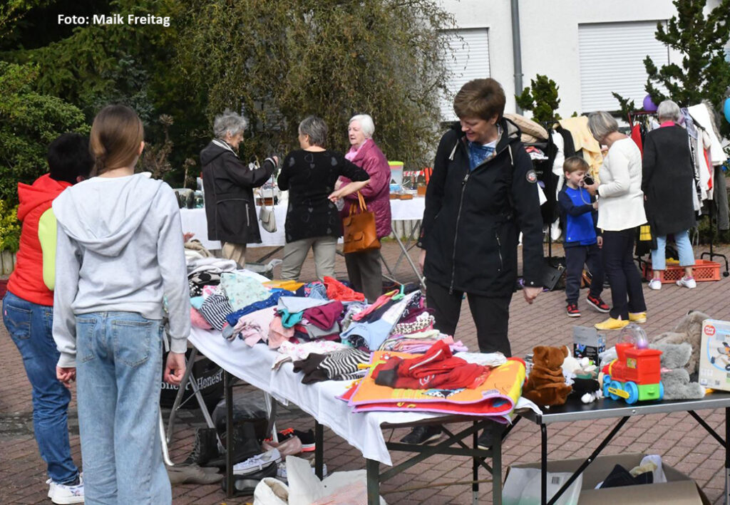 Menschen beim Flohmarkt im Freien.