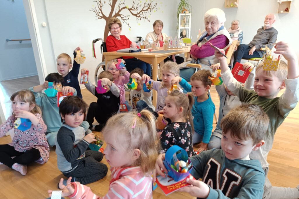 Kinder und Senioren bei einer gemeinsamen Aktivit&auml;t