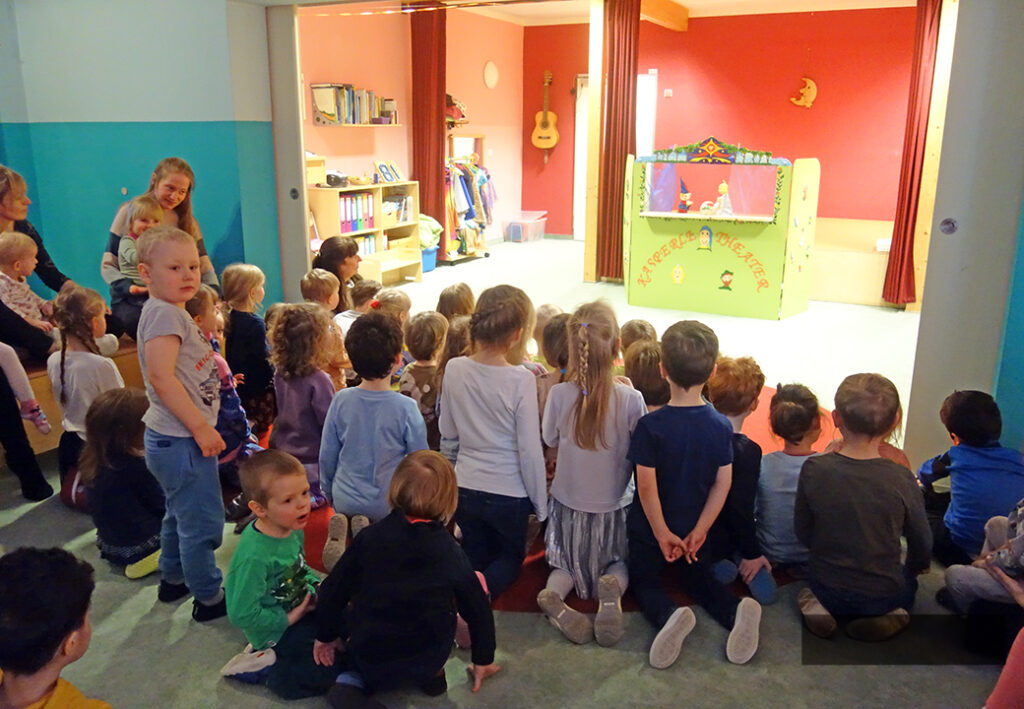 Kindergruppe schaut Puppentheater