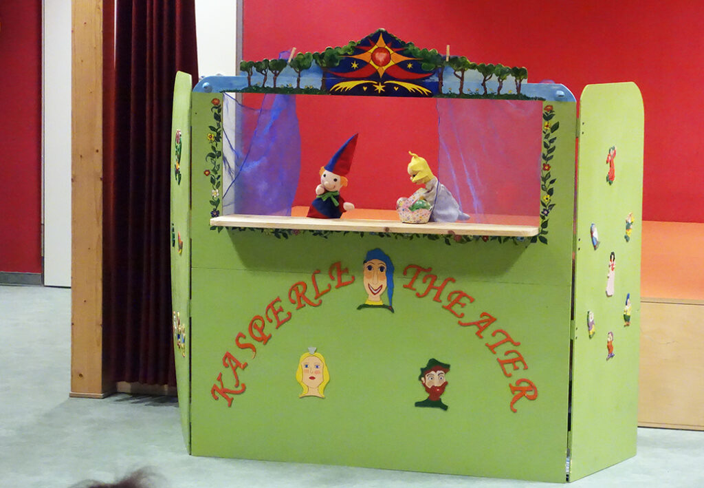 Kasperltheater-B&uuml;hne mit zwei Puppen