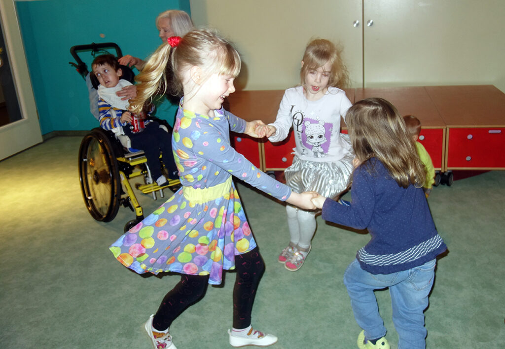 Kinder beim Spielen in einem Raum