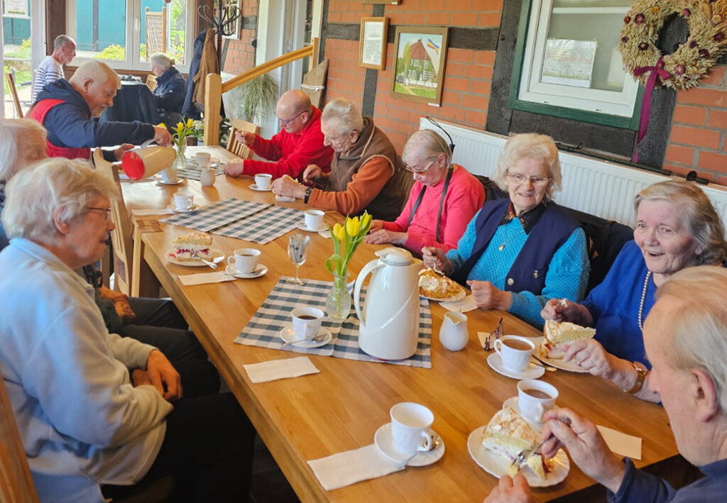 Seniorengruppe beim gemeinsamen Kaffeetrinken